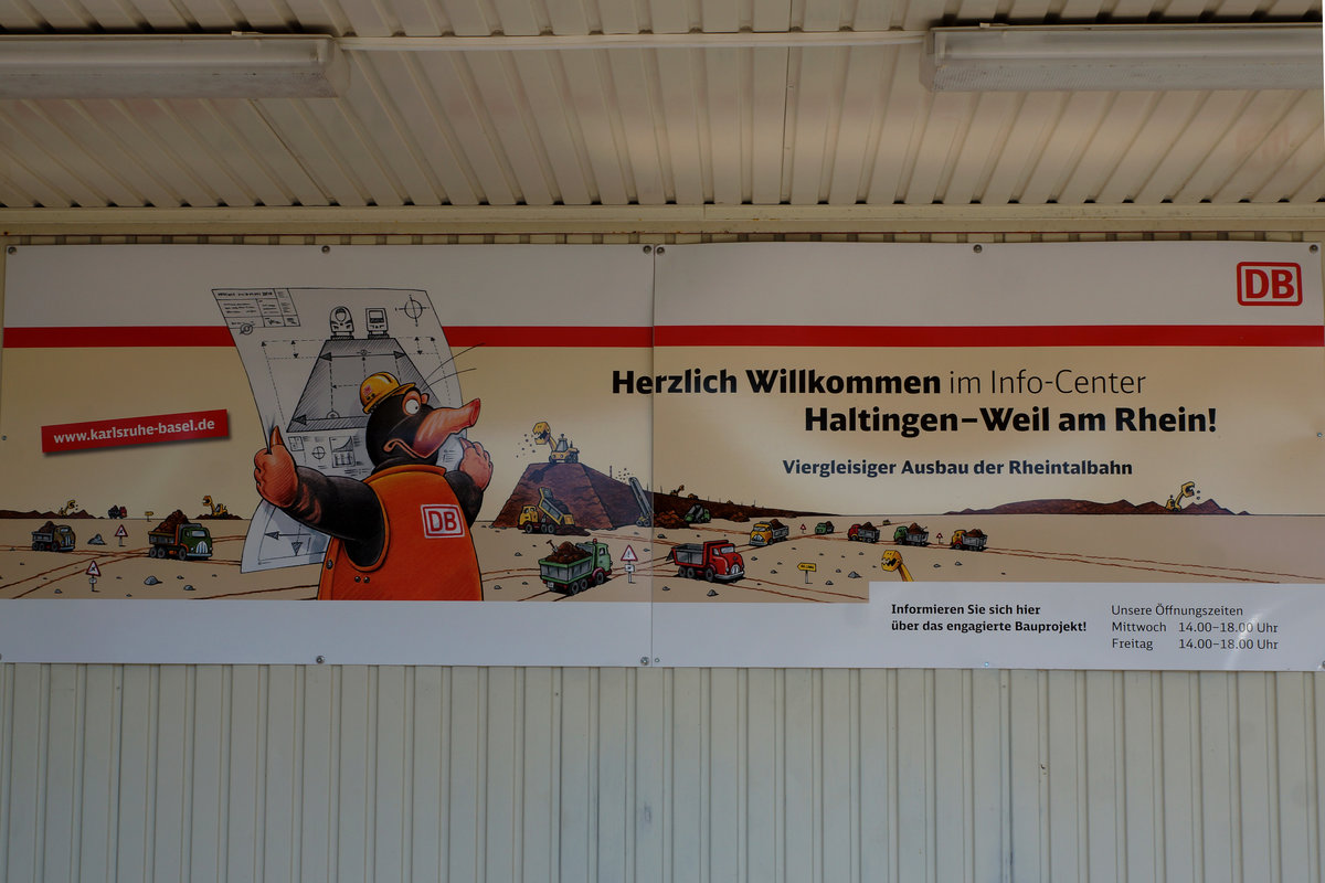 DB: Durch den Ausbau des Bahnhofs Haltingen auf vier Geleise bleibt kein Stein mehr auf dem andern. Das historische Bahnhofsgebäude, der alte Güterschuppen, die Brücken sowie die Dikrektverbindung zum Güterbahnhof fallen dem Umbau zum Opfer. Diverse Änderungen gibt es in Zukunft auch bei den Rollmaterialeinsätzen. Die Züge Basel-HB - Hamburg mit BR 101 und moderisierten Bpm 51-Wagen fallen weg und auch die  fotogenen N-Wagen-Züge  mit BR 111 sollen durch modernere Kompositionen ersetzt werden. Eventuell fahren auch schon bald die neuen ICE IV anstelle von den alten ICE I in die Schweiz. Die Bildserie vom 9. September 2016 dokumentiert noch einmal den Ist-Zustand, bevor die Bagger auffahren werden.
Foto: Walter Ruetsch  