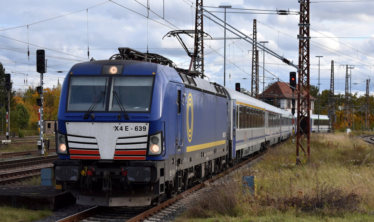 DB Fernverkehr AG [D] mit der geleasten BRCE Vectron  X4 E - 639  [NVR-Nummer: 91 80 6193 639-2 D-DISPO] und dem EC 56 aus Polen am 29.10.25 Einfahrt Bahnhof Frankfurt/Oder.