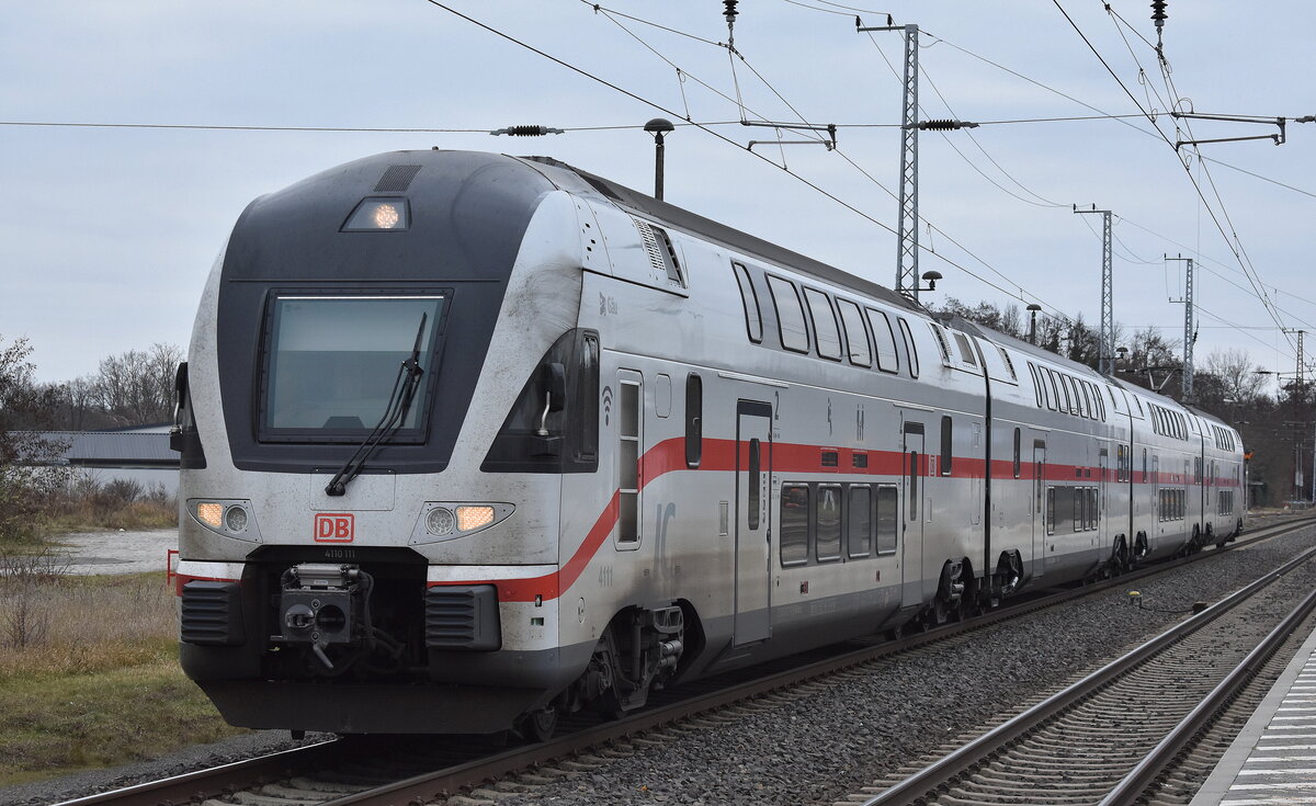 DB Fernverkehr AG [D] mit ihrem KISS  4110 111  (NVR:  93 85 4110 111-0 CH-DB..... ) mit dem IC 2178 nach Warnemünde am 27.11.25 Einfahrt Bahnhof Elsterwerda.