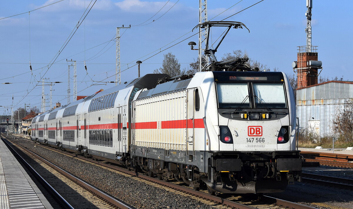 DB Fernverkehr AG [D] mit ihrer  147 566  [NVR-Nummer: 91 80 6147 566-4 D-DB] und dem IC 2174 Richtung Rostock Hbf. am 23.03.26 Einfahrt im Bahnhof Elsterwerda.