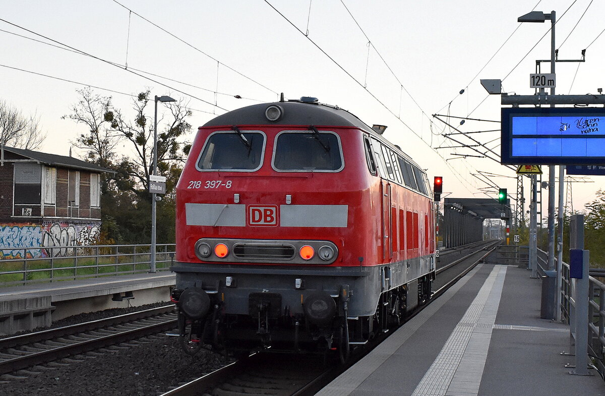 DB Fernverkehr AG, Frankfurt (Main) mit ihrer  218 397-8  (NVR:  92 80 1218 397-8 D-DB ) am 06.11.25 Durchfahrt Bahnhof Roßlau (Elbe).