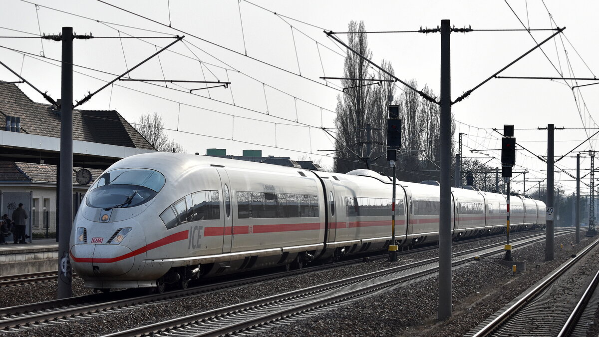 DB Fernverkehr AG, Frankfurt (Main) mit ihrem ICE 3  TZ 331 / 403 531-7 , Name:  Westerland/Sylt  (NVR:  93 80 5403 531-7 D-DB..... ) Richtung Berlin am 10.03.26 Höhe Bahnhof Luckenwalde.