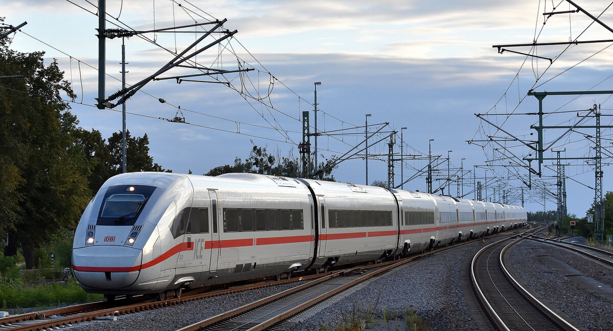 DB Fernverkehr mit ihrem ICE 4  Tz 9478  (NVR:  93 80 1412 078-7 D-DB...... ) als ICE 504 nach Hamburg-Altona am 17.09.25 Einfahrt Bahnhof Lutherstadt Wittenberg.
