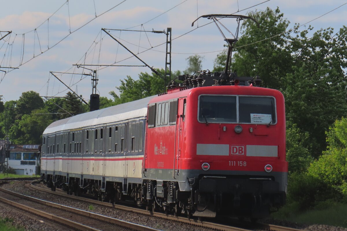 DB Gebrauchtzug 111 158 schiebt der von TRI betriebener RB37 durch Kaarst-Broicherheide und wird am 9 Mai 2025 vom offenbarer Stelle fotografiert.