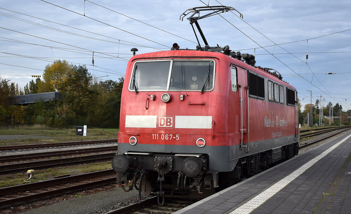 DB Gebrauchtzug mit ihrer  111 067-5  (NVR:  91 80 6111 067-5 D-DB ), aktueller Mieter? am 20.10.25 Durchfahrt Bahnhof Elsterwerda.