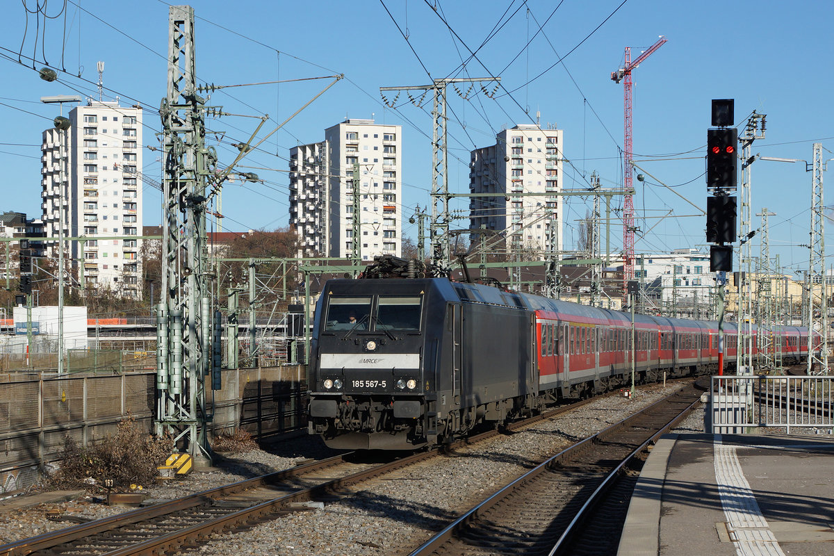 DB: Impressionen des Bahnhofs Stuttgart Hbf vom 3. Dezember 2016.
Foto: Walter Ruetsch