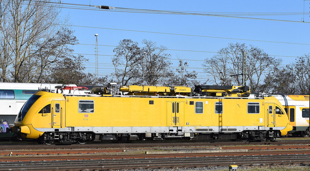 DB InfraGO AG, Frankfurt (M), Fahrzeugnutzer: Instandsetzung/Maschinenpool, Berlin mit dem  711 110  (99 80 9435 052-1 D-DBMP) am 04.03.25 Höhe Bahnhof Frankfurt (Oder).