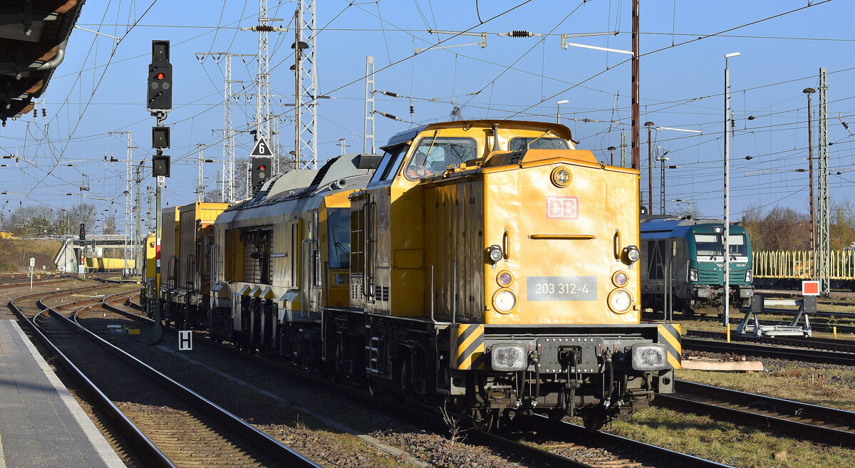 DB InfraGO AG, Frankfurt (M), Fahrzeugnutzer: Instandsetzung/Maschinenpool, Berlin mit ihrer  203 312-4  (NVR:  92 80 1203 312-4 D-DBMP ) mit eine firmeneigenen Schienenfräszug Typ vossloh SF03 W-FFS + Beiwagen + GAF am Haken am 06.03.25 Höhe Bahnhof Stendal Hbf.