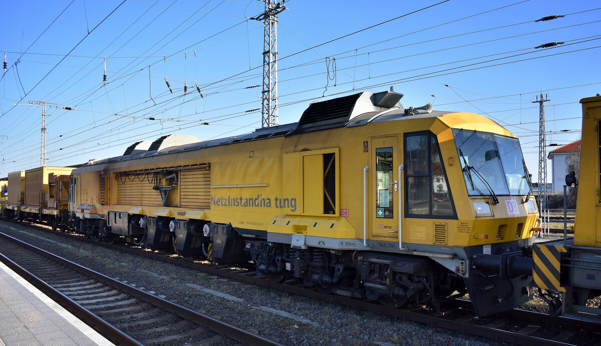 DB InfraGO AG, Frankfurt (M), Fahrzeugnutzer: Instandsetzung/Maschinenpool, Berlin mit dem Schienenfräszug Typ vossloh SF03 W-FFS (D-DBMP 99 80 9420 140-2) + Beiwagen am Haken von 203 312-4 am 06.03.25 Höhe Bahnhof Stendal Hbf.