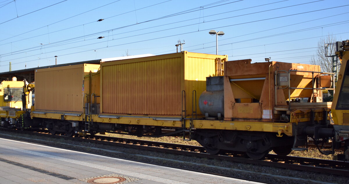 DB InfraGO AG, Frankfurt (M), Fahrzeugnutzer: Instandsetzung/Maschinenpool mit dem Beiwagen (99 80 9310 029-0 D-DBMP) mit Werkzeugcontainer u. Metallspanbehälter des Schienenfräszug Typ vossloh SF03 W-FFS am Haken von 203 312-4 am 06.03.25 Höhe Bahnhof Stendal Hbf.