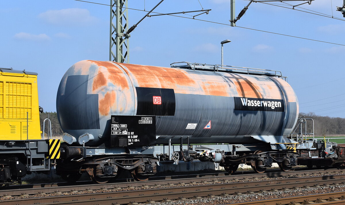 DB InfraGO AG, Frankfurt (Main) / DB Netz Instandhaltung mit einem Kesselwagen (Wasserwagen) mit der Nr. 33 RIV 80 D-DBMP 796 5 400-4 Zas 784-6 am Haken von „203 309-0“ am 19.03.26 Höhe Bahnübergang Rodleben.