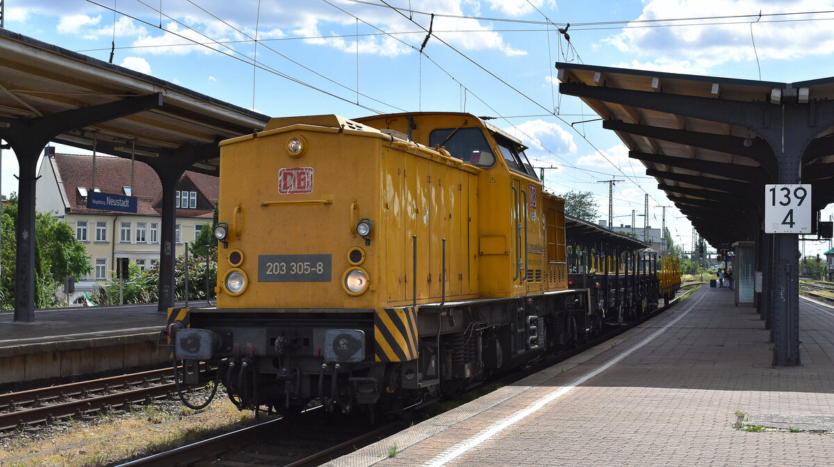 DB InfraGO AG, Frankfurt (Main)/DB Netz Instandhaltung mit ihrer  203 305-8  [NVR-Nummer: 92 80 1203 305-8 D-DBMP] und zwei Drehgestell-Flachwagen am 10.07.25 Durchfahrt Bahnhof Magdeburg-Neustadt.