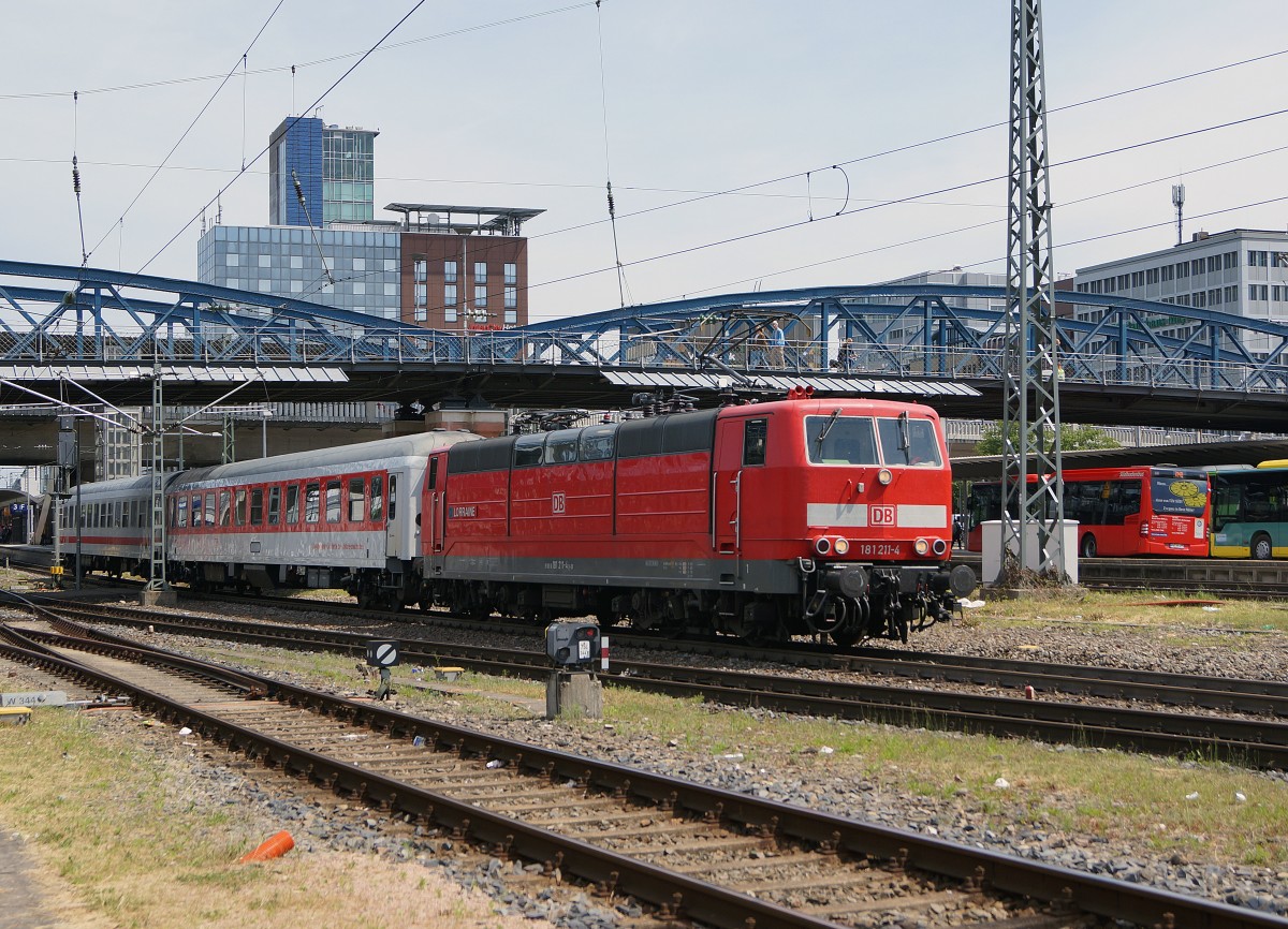 DB: Momentaufnahme der 181 211-4 mit zwei Wagen anlässlich der Bahnhofsdurchfahrt Freiburg (Breisgau) am 28. Mai 2015. 
Foto: Walter Ruetsch