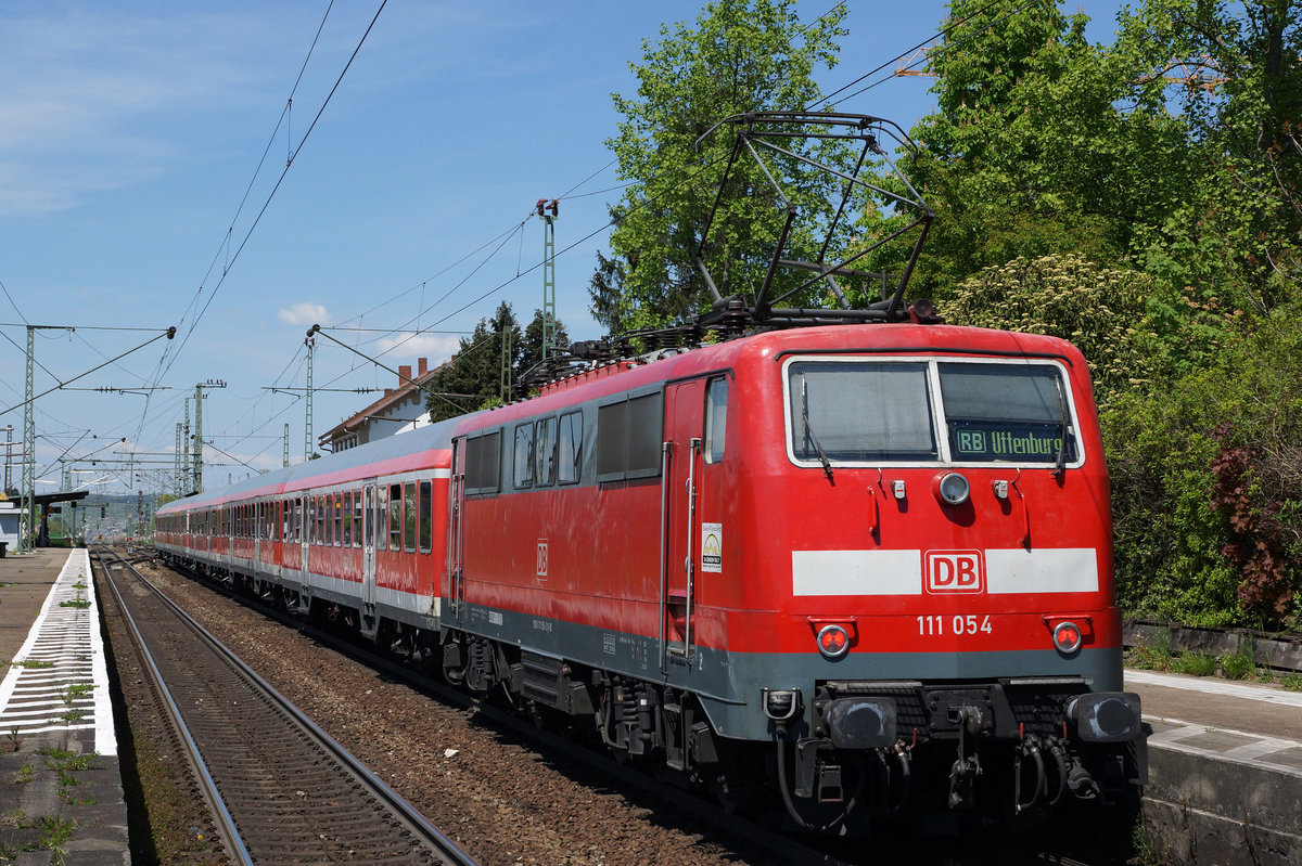 DB: N-Wagenzug mit der 111 054 als RB Basel Badischer Bahnhof-Offenburg bei der Einfahrt in den Bahnhof Haltingen, der demnächst auf vier Spuren ausgebaut wird, am 6. Mai 2016.
Foto: Walter Ruetsch 