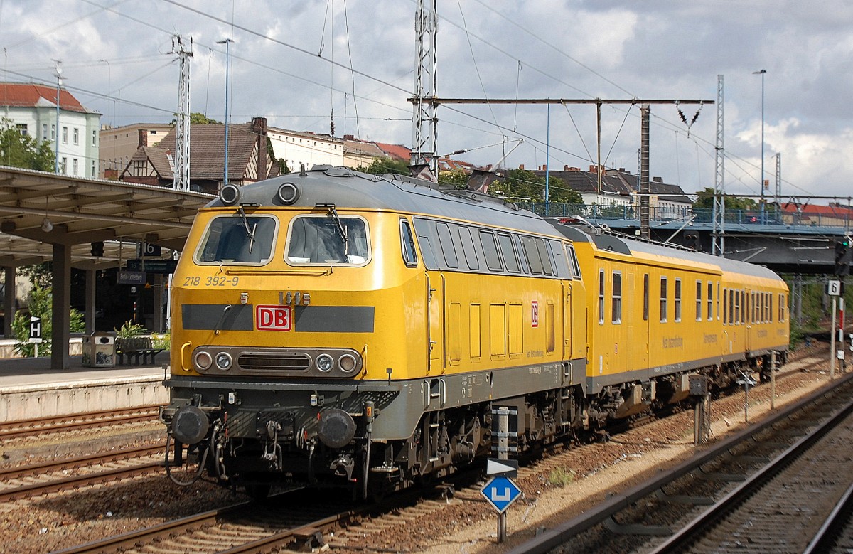 DB Netz 218 392-9 schiebt den Schienenprfzug 1 am 14.08.13 durch den Bhf. Berlin-Lichtenberg.