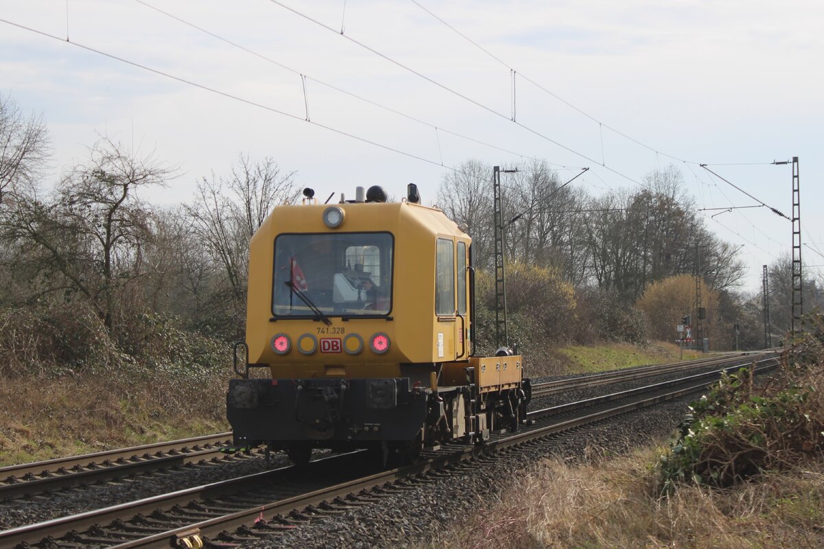 DB Netz/Infrago 741 328 kn�ttert bei Kaarst der auf einem offenbarer Stelle stehender Fotograf vorbei am 21 Februar 2025.