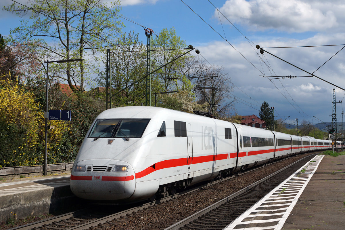 DB: Nicht mehr all zu lange Zeit werden die ICE das historische Bahnhofsgeb�ude Haltingen passieren. Der Abbruch des Bahnhofs und die Sanierung der Strecke sind n�mlich schon seit l�ngerer Zeit geplant und zum Teil bereits in Arbeit. Haltingen 14. April 2016.
Foto: Walter Ruetsch