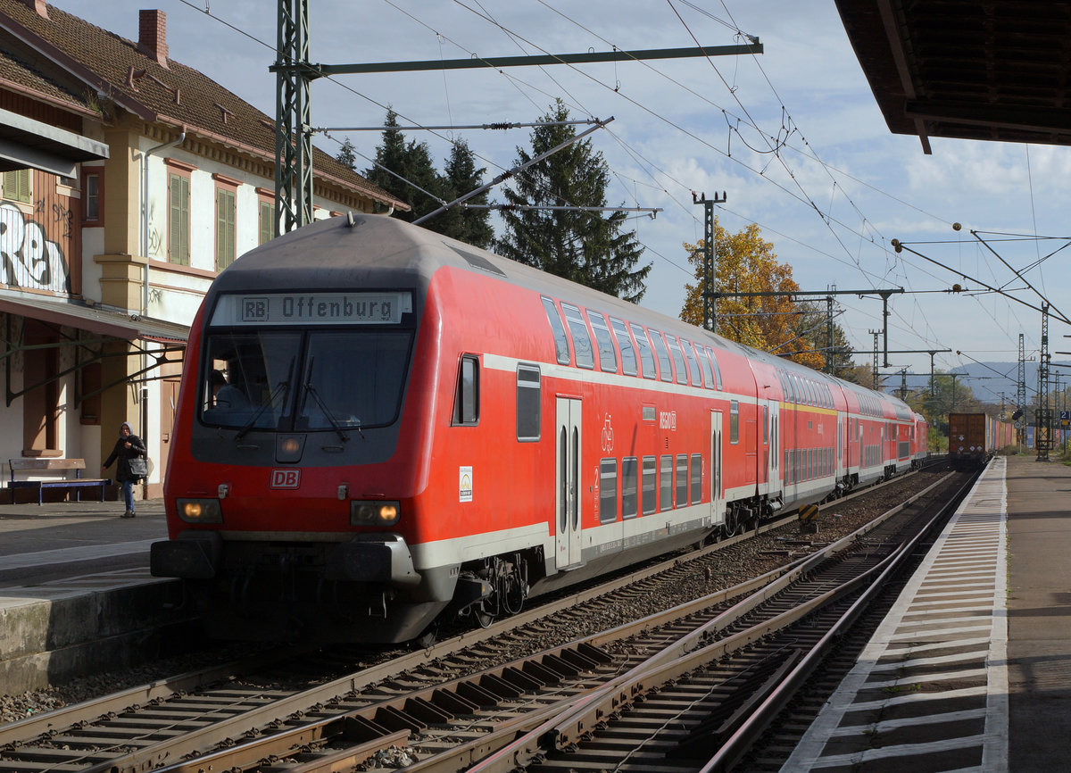 DB: Nun ist es leider so weit. Das Aus f�r die N-Wagenz�ge mit der BR 111 auf der Strecke Badischer Bahnhof Basel-Offenburg ist gekommen. Am 4. November 2016 konnten in Haltingen nur noch Doppelstockz�ge beobachtet werden mit verschiedenen Steuerwagen. Diese Aufnahme dokumentiert ein ehemaliger Dienst der BR 111.
Foto: Walter Ruetsch 