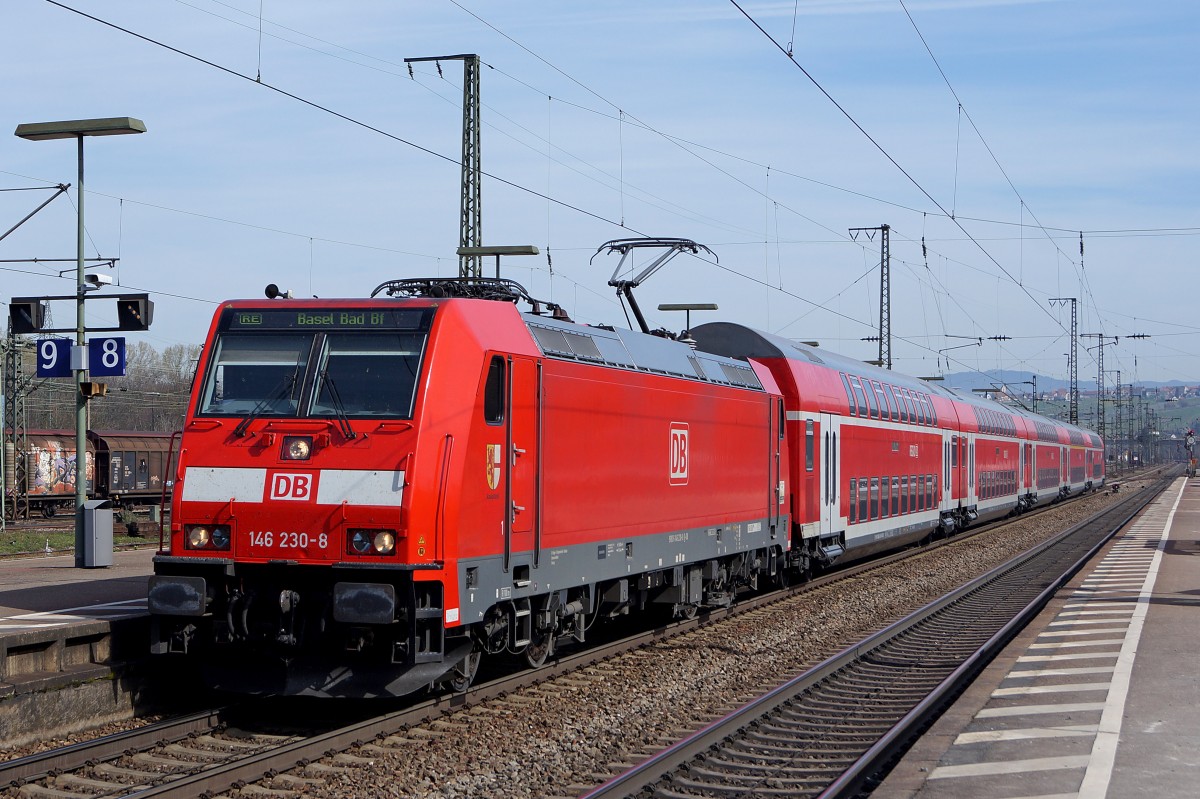 DB: RE Offenburg-Basel Badischer Bahnhof mit der 146 230-8 Radolfzell beim letzten Zwischenhalt in Weil am Rhein am 10. April 2015.
Foto: Walter Ruetsch