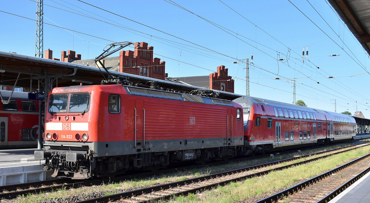 DB Regio AG - Region Mitte, Fahrzeugnutzer: Regionalverkehr Rhein-Main, Frankfurt am Main mit ihrer  114 022  (NVR:  91 80 6114 022-7 D-DB ) und Regionaldoppelstockwagengarnitur auf Dienstfahrt am 12.06.25  Durchfahrt Bahnhof Stendal Hbf.