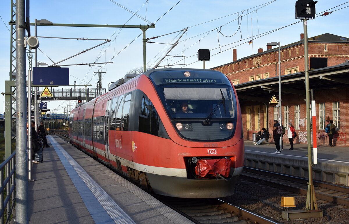 DB Regio AG - Region NRW, Düsseldorf, Fahrzeugnutzer: Verkehrsbetrieb Westfälische Linie, Münster mit ihrem Talent  643 063  (NVR:  95 80 0643 063-0 D-DB... ) auf Dienstfahrt Richtung Dessau am 05.11.25 Durchfahrt Bahnhof Roßlau (Elbe).