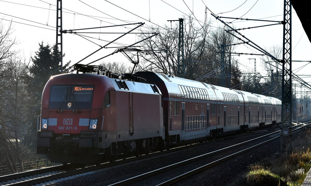 DB Regio AG - Region Nordost, Fahrzeugnutzer: Regionalbereich Berlin/Brandenburg, Potsdam mit ihrem Taurus  182 021-6  (NVR:  91 80 6182 021-6 D-DB ) als RB24 nach Eberswalde Hbf. am 15.12.25 Höhe Bahnhof Röntgental.