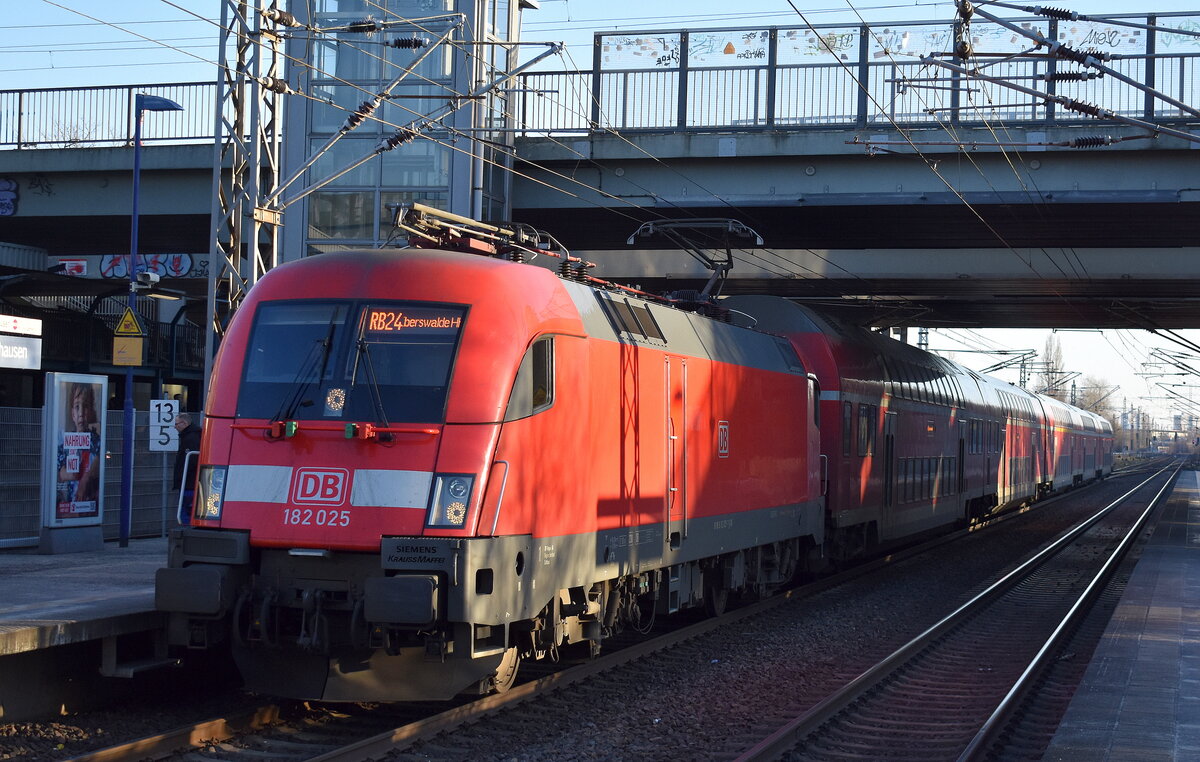 DB Regio AG - Region Nordost, Fahrzeugnutzer: Regionalbereich Berlin/Brandenburg, Potsdam, mit ihrer   182 025  [NVR-Nummer: 91 80 6182 025-7 D-DB] und der RB24 nach Eberswalde Hbf. am 19.01.25 Im Bahnhof Berlin-Hohenschönhausen.