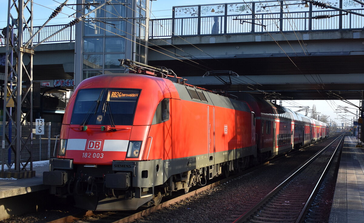 DB Regio AG - Region Nordost, Fahrzeugnutzer: Regionalbereich Berlin/Brandenburg, Potsdam mit der  182 003  [NVR-Nummer: 91 80 6182 003-4 D-DB] und der RB24 nach Eberswalde am 19.02.26 Bahnhof Berlin-Hohenschönhausen.