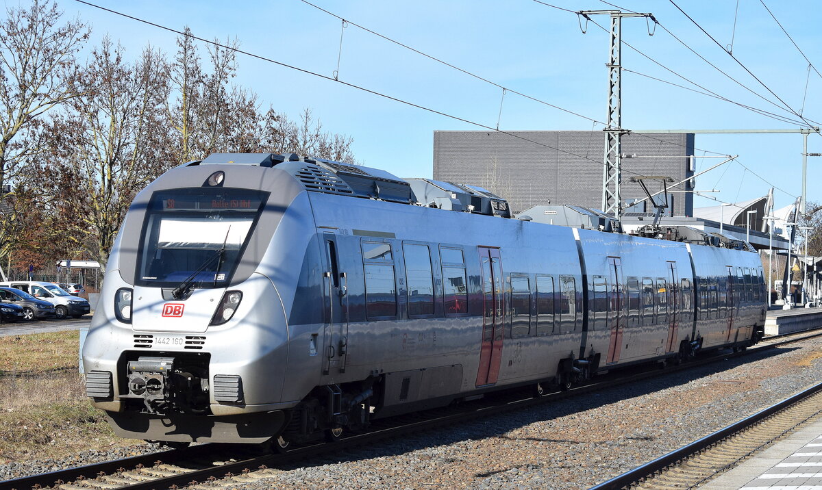 DB Regio AG - Region Südost, Fahrzeugnutzer: S-Bahn Mitteldeutschland, Leipzig mit ihrem  1442 160  (NVR:  94 80 1442 160-6 D-DB..... ) als S8 Richtung Halle Hbf. am 02.03.26 Ausfahrt Bahnhof Lutherstadt Wittenberge.