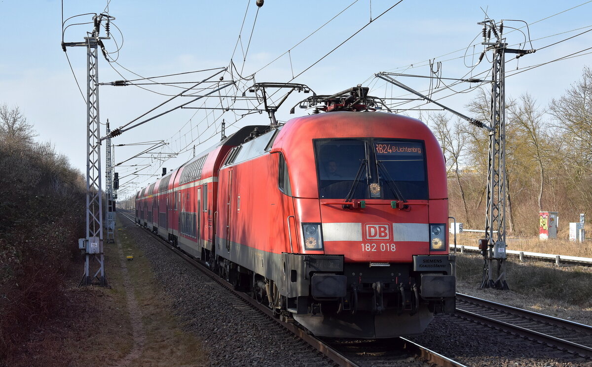 DB Regio AG - Region Nordost, Fahrzeugnutzer: Regionalbereich Berlin/Brandenburg, Potsdam mit ihrer  182 018  [NVR-Nummer: 91 80 6182 018-2 D-DB] und der RB24 nach Berlin Lichtenberg am 28.02.26 Einfahrt Bahnhof Berlin-Hohenschönhausen.