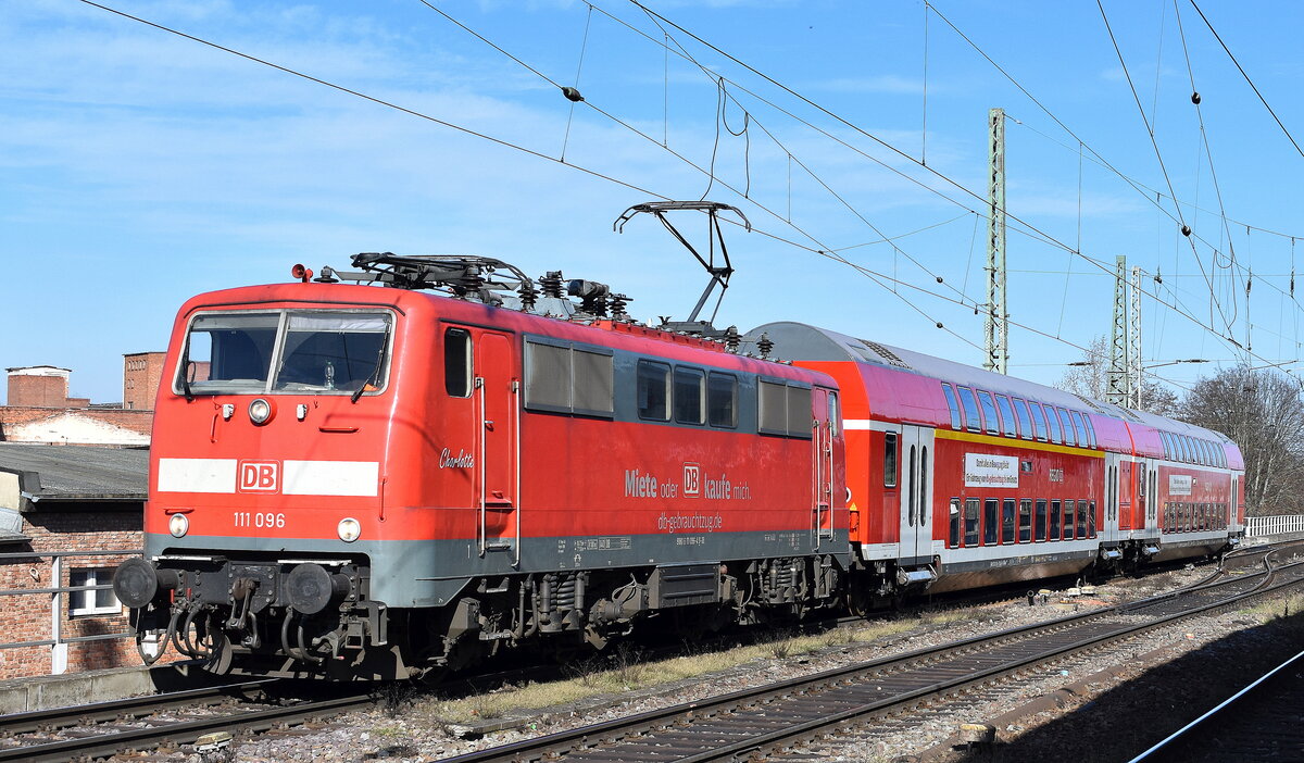 DB Regio AG - Region NRW, Fahrzeugnutzer: DB Gebrauchtzug mit der  111 096 , Name:  Charlotte  (NVR:  91 80 6111 096-4 D-DB ) und zwei DB Gebrauchtzug Regio Doppelstockwagen am Haken am 03.03.26 Höhe Bahnhof Magdeburg-Neustadt.