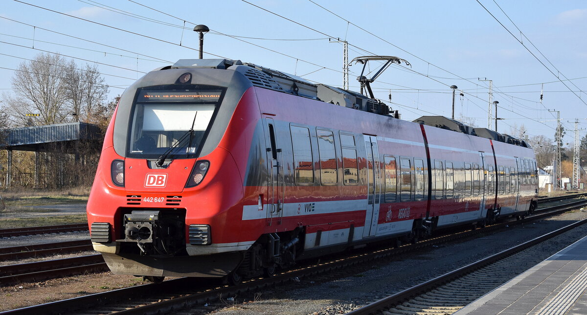 DB Regio AG - Region Nordost, Fahrzeugnutzer: Regionalbereich Berlin/Brandenburg, Potsdam mit  442 647  (NVR:  94 80 0442 647-4 D-DB..... ) auf Dienstfahrt Richtung Dresden Neustadt am 23.03.26 Höhe Bahnhof Elsterwerda.