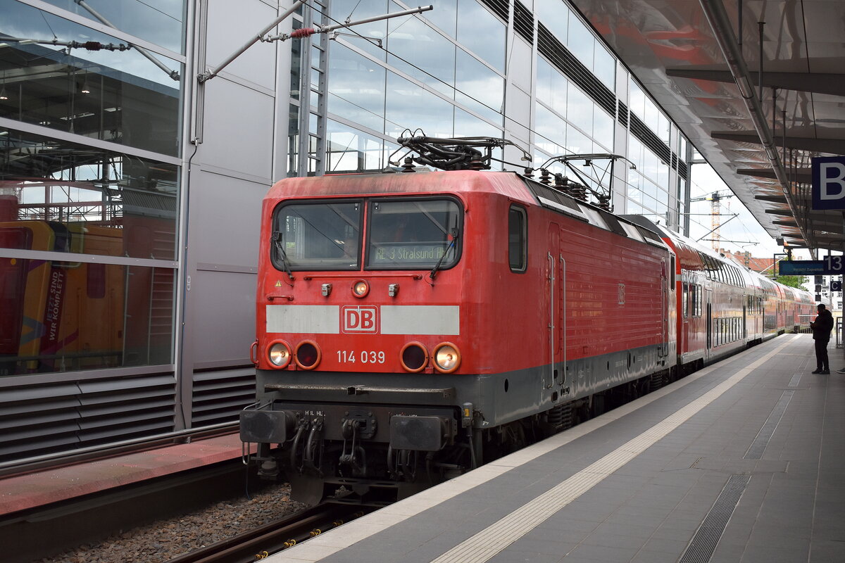 DB Regio AG - Region Nordost, Fahrzeugnutzer: Regionalbereich Berlin/Brandenburg, Potsdam mit ihrer  114 039  (NVR:  91 80 6114 039-1 D-DB ) auf Dienstfahrt zur Bereitstellung als RE3 bei der Durchfahrt Bahnhof Berlin-Ostkreuz.