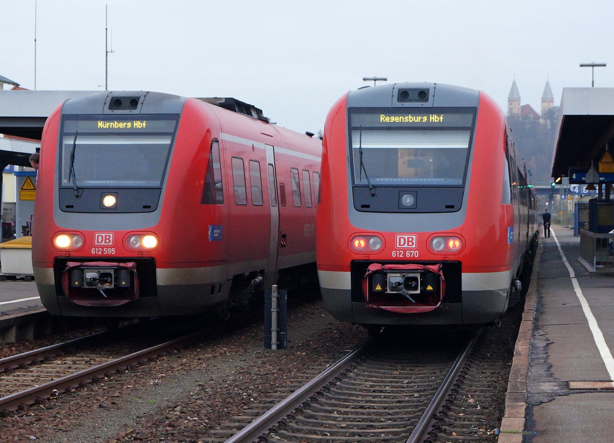 DB Regio: Am fr�hen nebligen Morgen des 20. November 2014 warten die 612 595 und 612 670 in Schwandorf auf die Abfahrten nach N�rnberg Hauptbahnhof und Regensburg Hauptbahnhof.
Foto: Walter Ruetsch