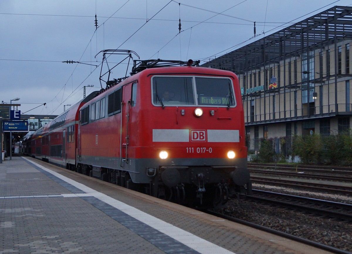 DB Regio: Ausfahrt des RE Regensburg-München Hauptbahnhof mit der 111 017-7 bei abendlicher Stimmung in Regensburg am 19. November 2014. Gemäss meiner Beobachtung wurde nur noch für diese Leistung des Personenverkehrs eine Altbaulok eingesetzt.
Foto: Walter Ruetsch