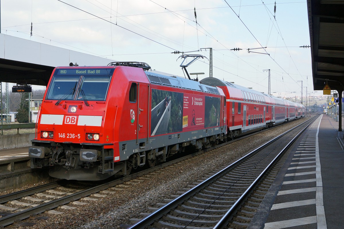 DB Regio: RE nach Basel Bad Bf mit der 146 236-5  Triberg  bei einem Zwischenhalt in Weil am Rhein am 6. Februar 2015.
Foto: Walter Ruetsch
