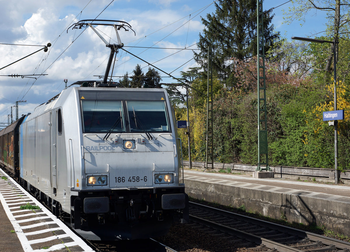 DB: Seit der Zulassung von Privaten wurde das Fotografieren der DB-Strecken interessanter. RAILPOOL 186 458-6 bei Haltingen unterwegs auf der Fahrt in den S�den am 14. April 2016.
Foto: Walter Ruetsch