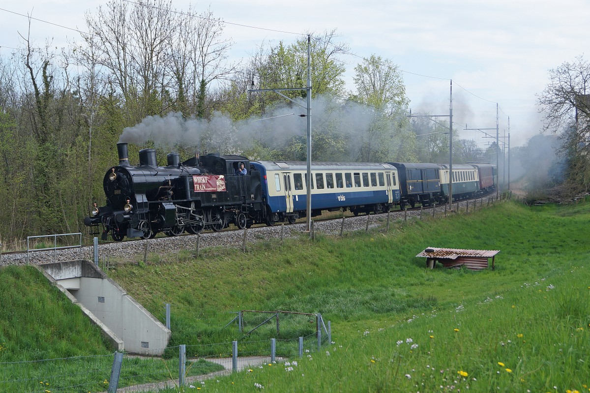 DBB/EBT: Mit dem WHISKI TRAIN quer durchs Seeland. Ueber das Wochenende vom 18./19. April 2015 fand die 7. Ausgabe des legend�ren Whiskytrains statt. Die 10 historischen Personenwagen die bei verschiedenen Vereinen zusammengetrommelt werden mussten, wurden dieses Jahr von der DBB Eb 3/5 Nr. 5810 ehemals SBB gezogen, weil die VHE 64518 noch immer abgestellt ist infolge einer umfangreichen Revision. Am Zugsschluss wurde der gr�ne EBT BDe 4/4 82 (ex SOB) angeh�ngt um Umfahrungen zu vermeiden. Diese Aufnahme ist am 19. April 2015 bei Murten entstanden.
Foto: Walter Ruetsch 