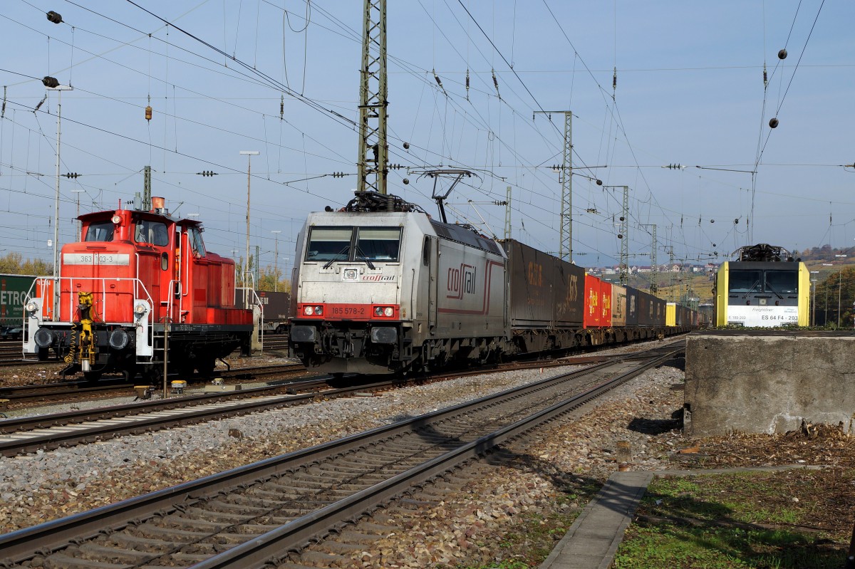 DB/CROSSRAIL: Seltene Begegnung vom 30. Oktober 2015 in Weil am Rhein mit DB 363 103-3, CROSSRAIL 185 578-2 und der Freightliner ES 64F4-203.
Foto: Walter Ruetsch
