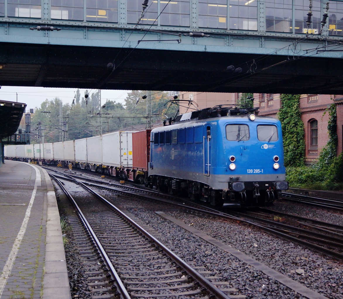 DB/EGP: Die EGP 139 285-1 (ehemals DB) mit einem Containerzug in HAMBURG HARBURG am 14. Oktober 2015.
Foto: Walter Ruetsch