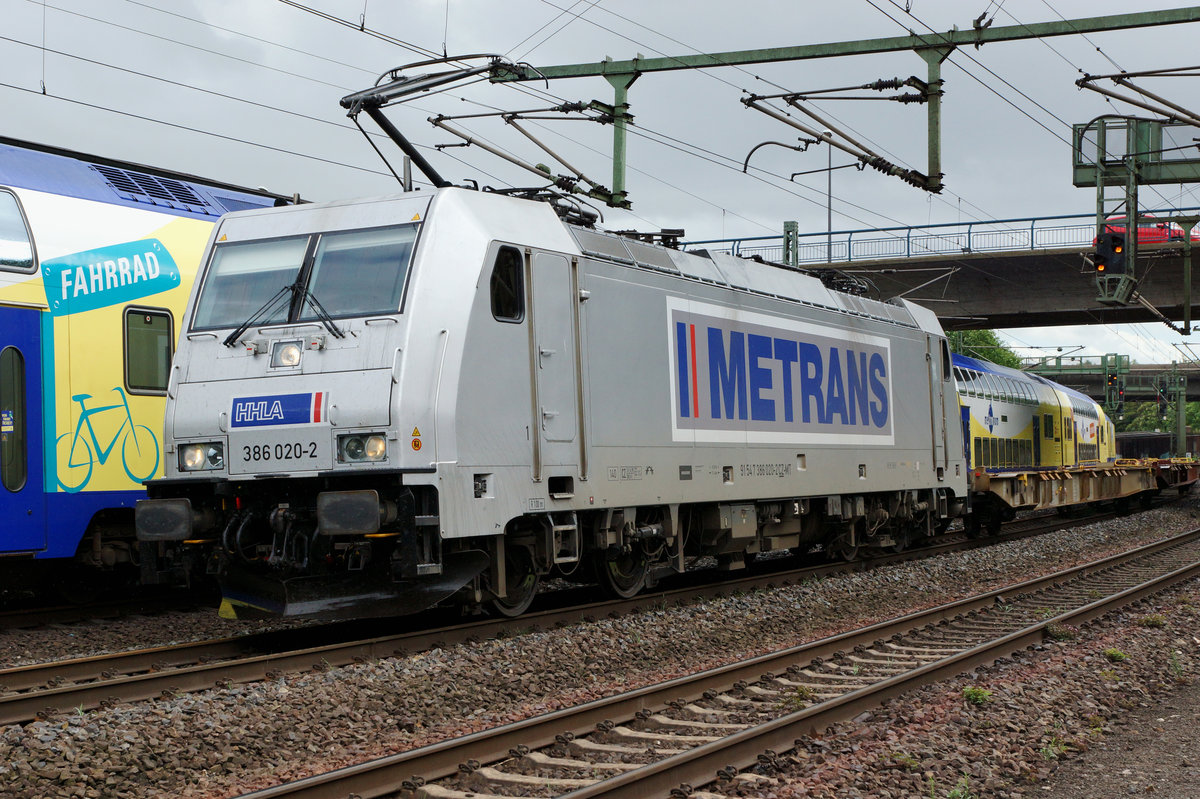 DB/HHLA: Die 386 020-2 in Hamburg-Harburg am 9. August 2016. Diese Mehrsystemlok zieht bis zu 2.200 Tonnen schwere Metrans-Z�ge, und das in sieben L�ndern mit unterschiedlichen Stromnetzen.
Foto: Walter Ruetsch 