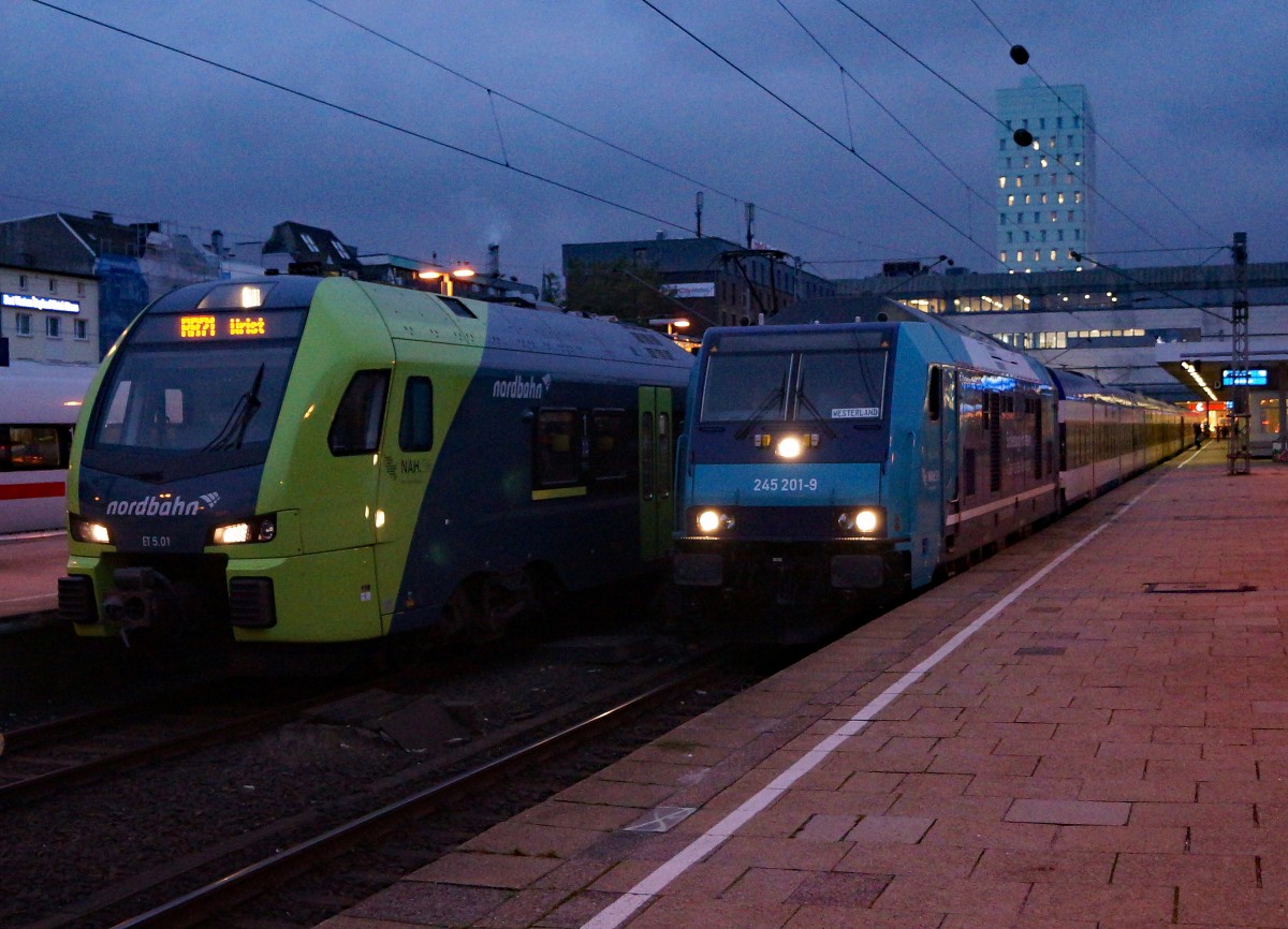 DB/NOB/NBE: Die ET 6.05 Doppeltraktion der nordbahn und die NOB 245 201-9 in HAMBURG ALTONA kurz vor der Abfahrt nach WRIST und WESTERLAND am 13. Oktober 2015. Die BR 245 ist das neuste Pferd im Stall der NOB. Bald ist diese Aufnahme Geschichte, da ab dem kommenden Fahrplanwechsel die Leistungen der NOB an die DB vergeben wurden.
Foto: Walter Ruetsch