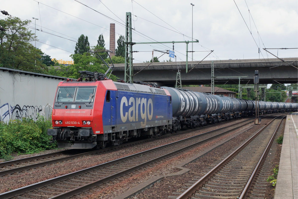DB/SBB: VIEL FREUDE BEREITET:
MORGENGRUSS AUS SCHWEIZERLOK AN SCHWEIZER-BAHNBILDFOTOGRAFEN !
Bahnhofsdurchfahrt Hamburg-Harburg der Re 482 030-4 von SBB CARGO INTERNATIONAL mit einem langen Kesselwagenzug am 9. August 2016.
Foto: Walter Ruetsch 