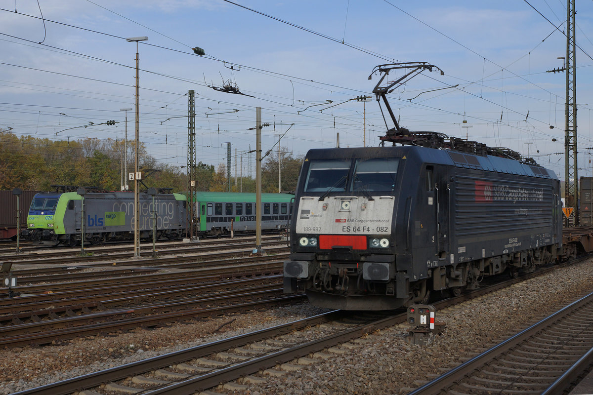 DB/SBB: Zusammentreffen von MRCE dispolok 189-982 ES 64 F4-082 im Dienste von SBB CARGO International und BLS CARGO  485 020-2 in Weil am Rhein am 4. November 2016.
Foto: Walter Ruetsch