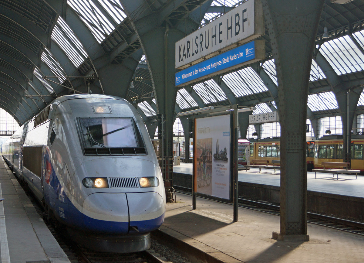 DB/SNCF: TGV 9576 Strassbourg - Paris-Est bei der Einfahrt Karlsruhe Hbf am 29. April 2017.
Foto: Walter Ruetsch 