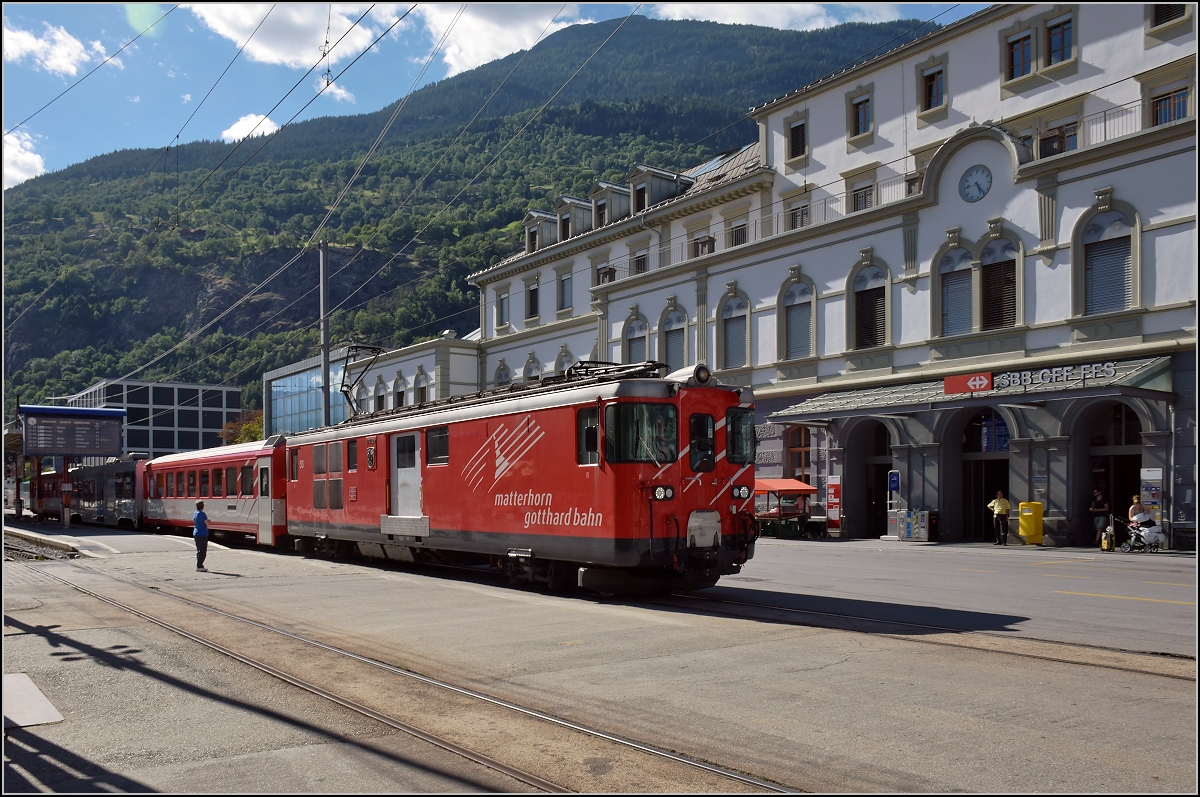Deh 4/4 I der MGB, zuvor bei der FO, verlässt den Bahnhof Brig. Juli 2017.