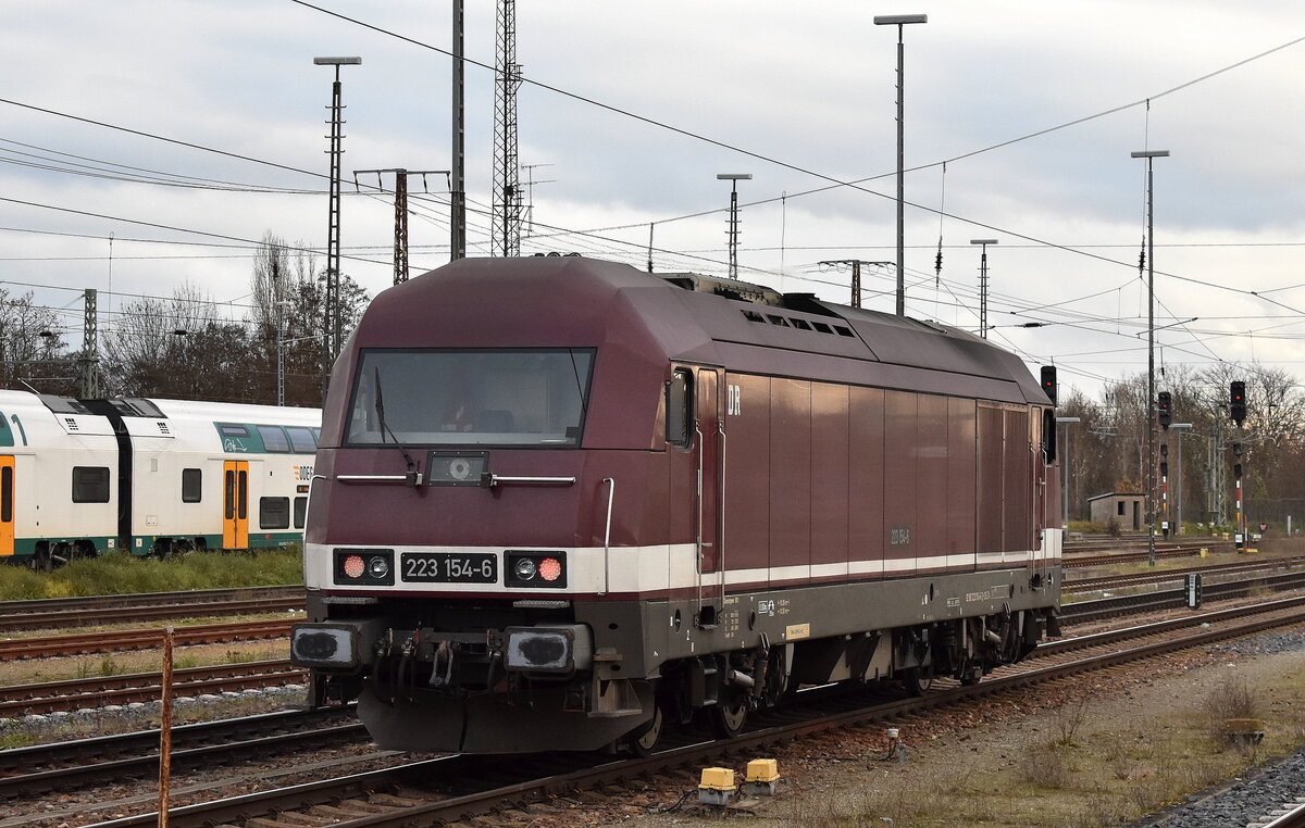 DeltaRail GmbH, Frankfurt (Oder) mit ihrer  223 154-6  (NVR:  92 80 1223 154-6 D-DELTA )am 01.12.25 Höhe Bahnhof Frankfurt/Oder.