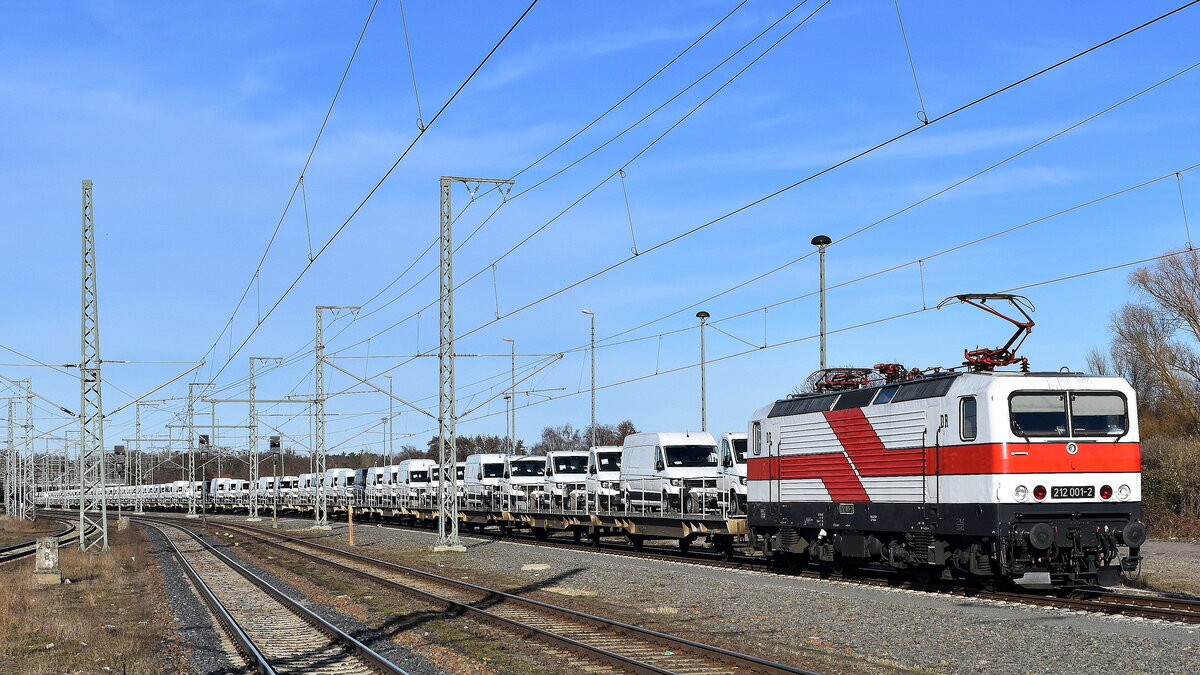 DeltaRail GmbH, Frankfurt (Oder) mit ihrer  212 001-2  (NVR:  91 80 6143 001-6 D-DELTA ) und einem Nutzfahrzeug-Transportzug (fabrikneuen VW-Transporter aus polnischer Produktion) am 02.03.26 Höhe Bahnhof Lutherstadt Wittenberg Hbf.