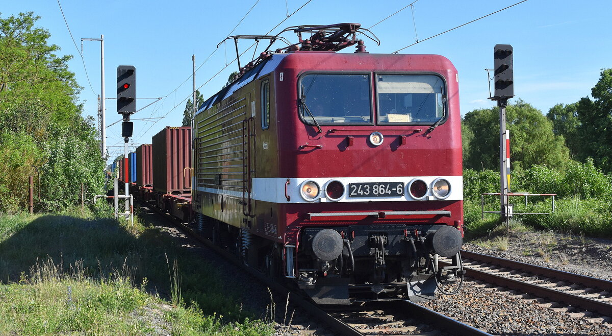 DeltaRail GmbH, Frankfurt (Oder) mit ihrer  243 864-6 , Name:  Netti  (NVR:  91 80 6143 864-7 D-DELTA ) und einem Containerzug Richtung Frankfurt/Oder am 28.05.26 H�he Bahnhof Wiesenau.