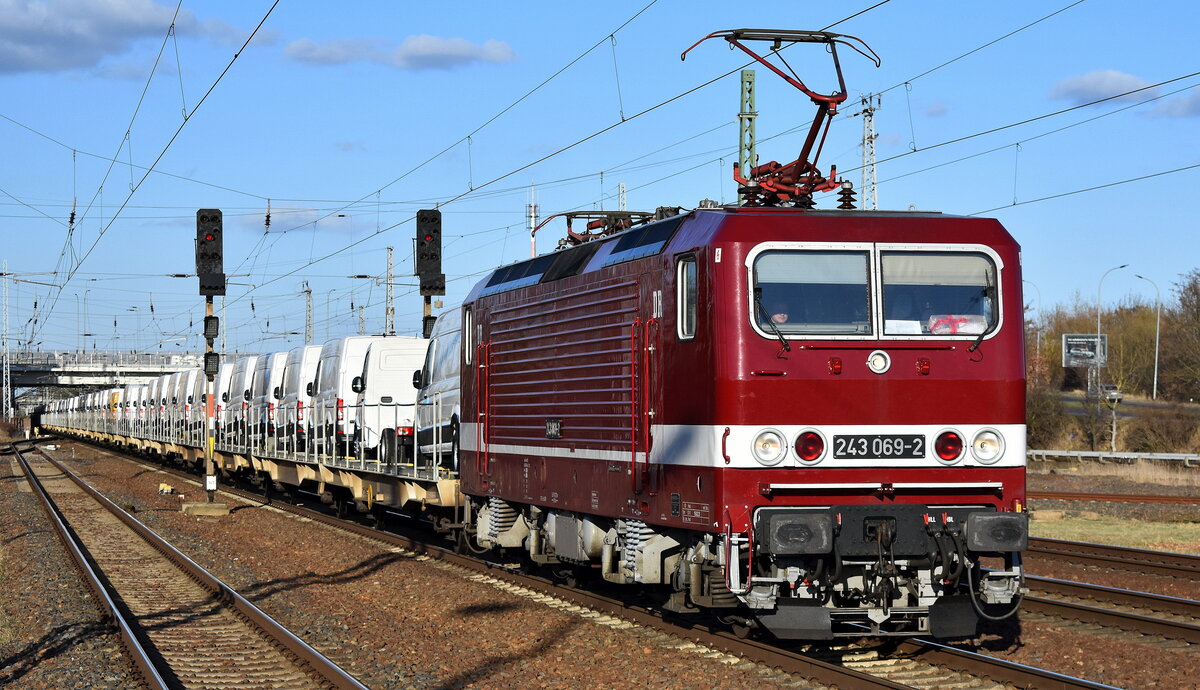 DeltaRail GmbH, Frankfurt (Oder)mit ihrer  243 069-2  (NVR:  91 80 6143 069-3 D-DELTA ) und einem Nutzfahrzeug-Transportzug (fabrikneuen VW-Transporter aus polnischer Produktion) am 17.03.26 Höhe Bahnhof Schönefeld bei Berlin.
